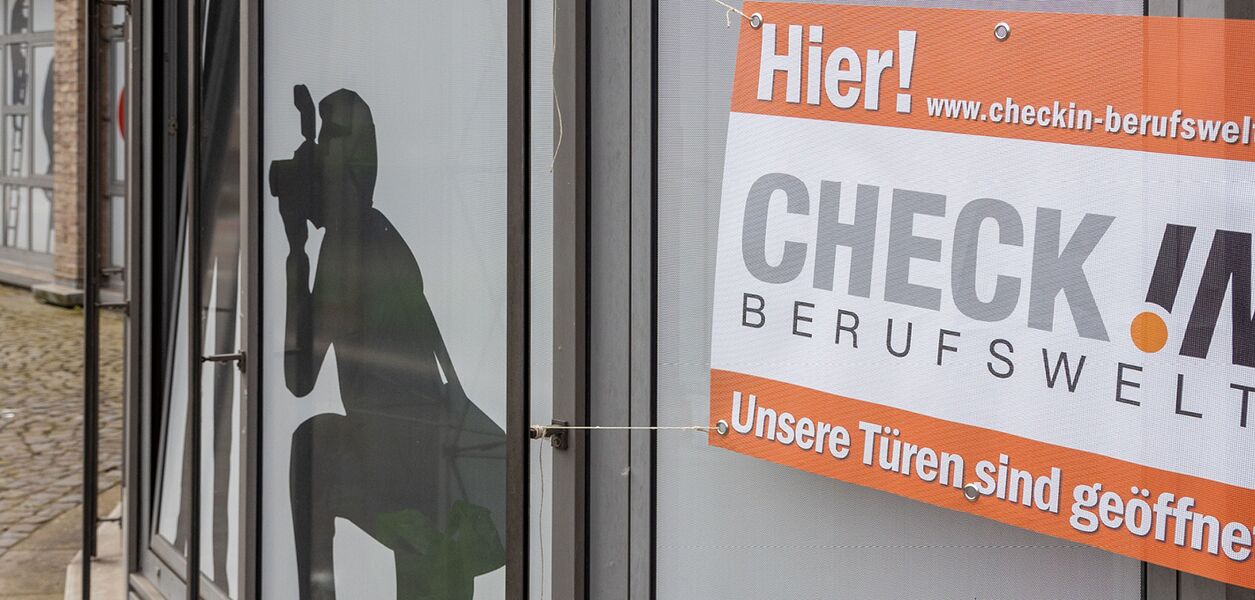 Checkin Berufswelt - Gruppe von schülern