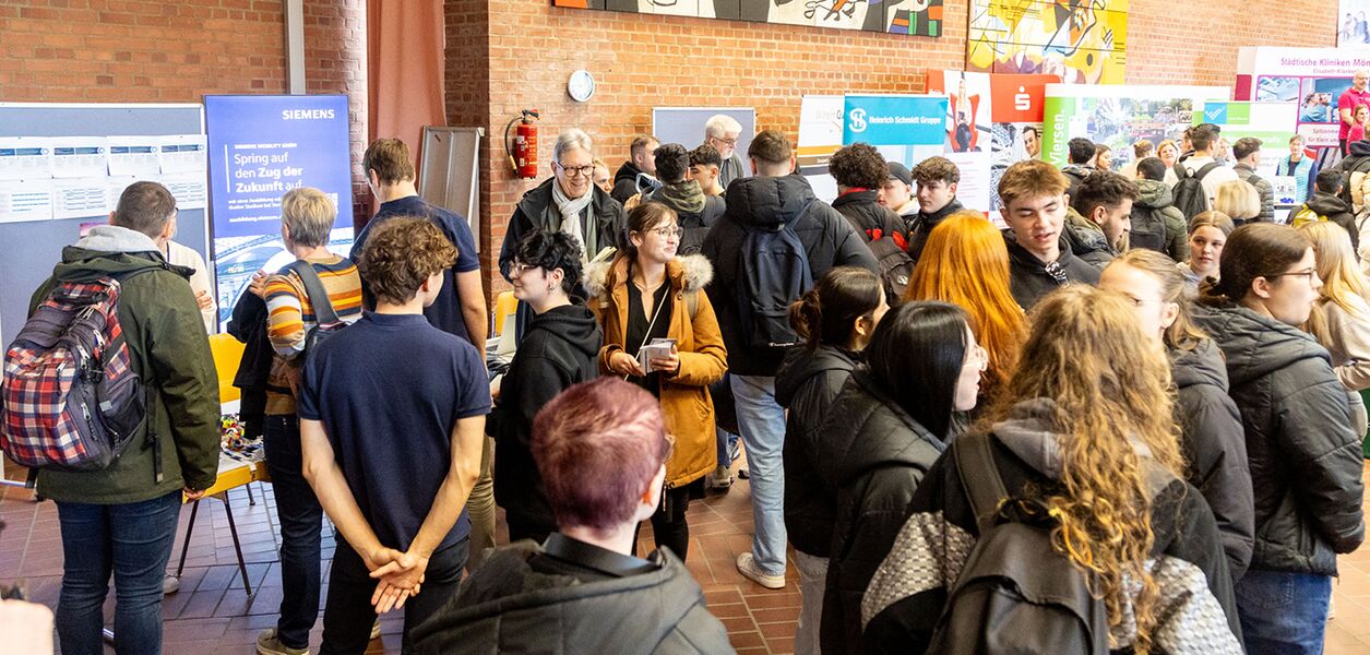 Checkin Berufswelt - Gruppe von schülern